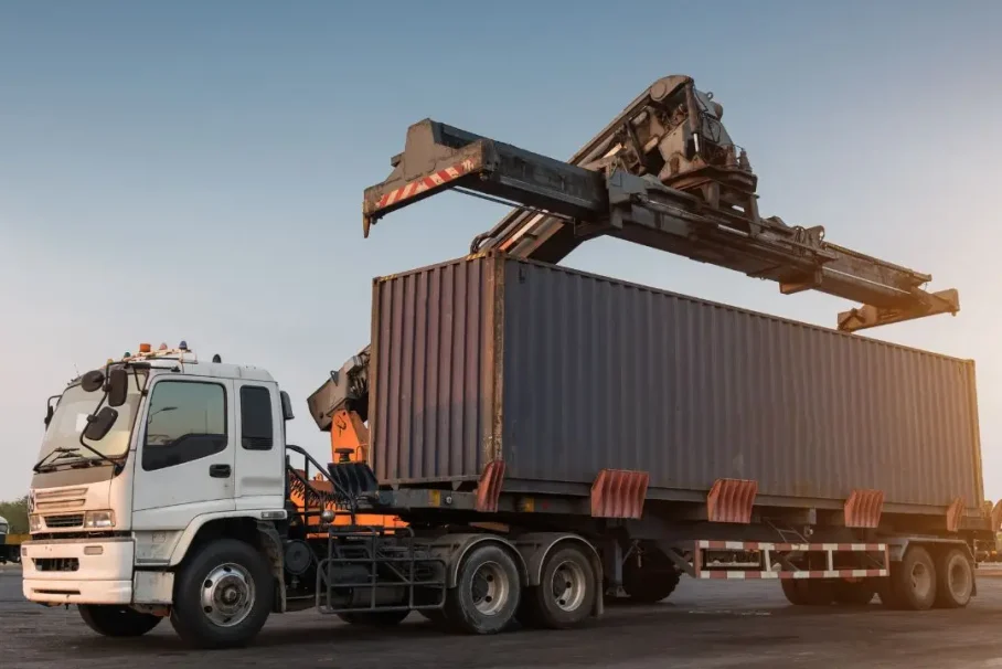 Carico contanier su camion