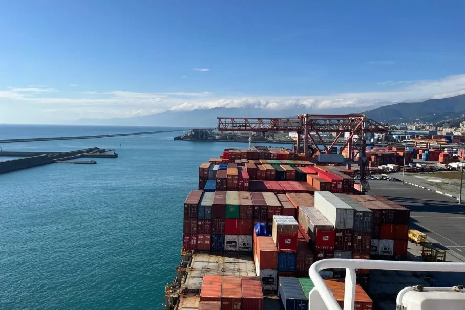 Jolly-Bianco-Container-Ignazio-Messina-C.-porto-di-Genova-IMT-terminal